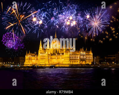 Nouvel An dans la ville - Le parlement de Budapest avec Fireworks Banque D'Images