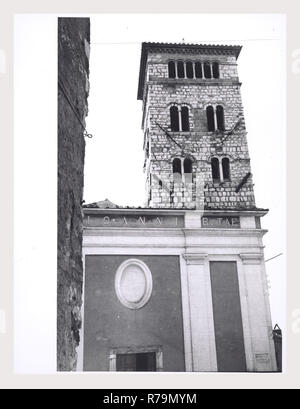 Latium Rieti Casperia S. Giovanni Battista, c'est mon l'Italie, l'Italie Pays de l'histoire visuelle, l'architecture médiévale. Le Campanile datant du 12ème siècle, avec deux registres de double-fenêtres cintrées et une loggia sur le registre. L'architecture médiévale, peinture, sculpture. Dans l'abside, la peinture du Baptême du Christ, par Iacopo Siculo daté de 1524. Sur la prédelle est représenté le Christ et les apôtres. Statue du Christ holding lamb et livre de sept sceaux, Crucifix de marbre. Vues des campnile, fontaine en place en face de l'église, et une vue sur l'intérieur de la nef, crucifix Banque D'Images