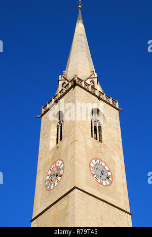 Église paroissiale de Caldaro sur la route des vins du Tyrol du Sud. De Caldaro an der Weinstraße (Italien : Caldaro sulla Strada del Vino), souvent abrégé en K Banque D'Images