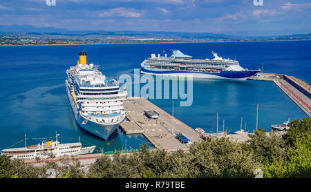 Costa Croisières croisière Costa Luminosa amarré au port de Katakolon Grèce Europe avec Marella Discovery 2 à la borne crociere katakolo droit Banque D'Images