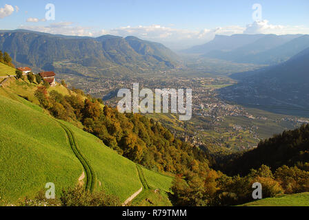 Une vue de la vallée de l'Adige de Merano à Bolzano, debout à la mountain inn 'Thalbauer" (Meran, le Tyrol du Sud, Italie) Banque D'Images