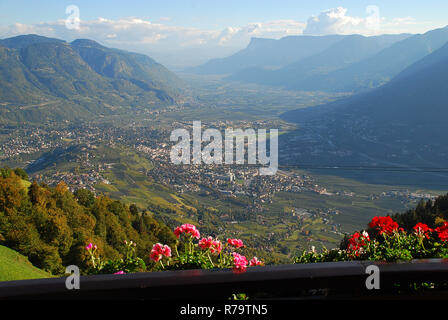 Une vue de la vallée de l'Adige de Merano à Bolzano, debout à la mountain inn 'Thalbauer" (Meran, le Tyrol du Sud, Italie) Banque D'Images