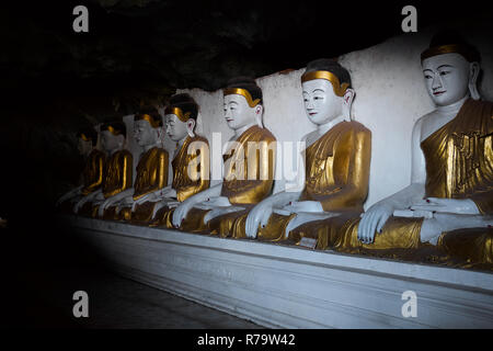 Les bouddhas dans une grotte au Myanmar Banque D'Images