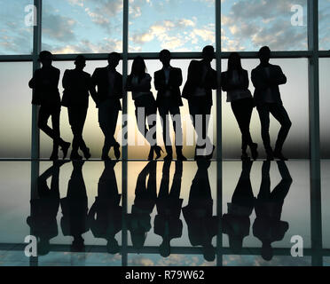 Silhouette d'une équipe entreprises debout à côté de la fenêtre du bureau Banque D'Images