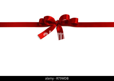 Ruban de satin rouge brillant et bow isolé sur fond blanc. Concept de cadeau de vacances Banque D'Images