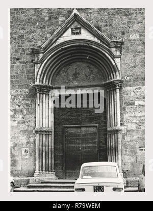 Latium Rieti Rieti S. Agostino, c'est mon l'Italie, l'Italie Pays de l'histoire visuelle, l'architecture médiévale, sculpture, peinture. L'église date du 13ème siècle, et possède encore deux portails gothiques. Le portail principal, du 14ème siècle, contient un tympan semi-circulaire dans lequel est une fresque de la Vierge à l'enfant avec S. Augustin et de S. Nicolas de Bari, une œuvre de l'école siennoise à partir de 1354. Au-dessus de la lunette dans le pignon est un soulagement de l'Agneau de Dieu. L'autre portail médiéval sur l'un des bras du transept est moins élaboré que le portail principal, composé de double-arcade Banque D'Images