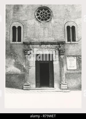 Latium Rieti Rieti S. Agostino, c'est mon l'Italie, l'Italie Pays de l'histoire visuelle, l'architecture médiévale, sculpture, peinture. L'église date du 13ème siècle, et possède encore deux portails gothiques. Le portail principal, du 14ème siècle, contient un tympan semi-circulaire dans lequel est une fresque de la Vierge à l'enfant avec S. Augustin et de S. Nicolas de Bari, une œuvre de l'école siennoise à partir de 1354. Au-dessus de la lunette dans le pignon est un soulagement de l'Agneau de Dieu. L'autre portail médiéval sur l'un des bras du transept est moins élaboré que le portail principal, composé de double-arcade Banque D'Images