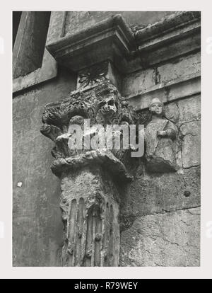 Latium Rieti Rieti S. Agostino, c'est mon l'Italie, l'Italie Pays de l'histoire visuelle, l'architecture médiévale, sculpture, peinture. L'église date du 13ème siècle, et possède encore deux portails gothiques. Le portail principal, du 14ème siècle, contient un tympan semi-circulaire dans lequel est une fresque de la Vierge à l'enfant avec S. Augustin et de S. Nicolas de Bari, une œuvre de l'école siennoise à partir de 1354. Au-dessus de la lunette dans le pignon est un soulagement de l'Agneau de Dieu. L'autre portail médiéval sur l'un des bras du transept est moins élaboré que le portail principal, composé de double-arcade Banque D'Images