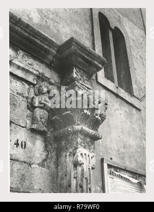 Latium Rieti Rieti S. Agostino, c'est mon l'Italie, l'Italie Pays de l'histoire visuelle, l'architecture médiévale, sculpture, peinture. L'église date du 13ème siècle, et possède encore deux portails gothiques. Le portail principal, du 14ème siècle, contient un tympan semi-circulaire dans lequel est une fresque de la Vierge à l'enfant avec S. Augustin et de S. Nicolas de Bari, une œuvre de l'école siennoise à partir de 1354. Au-dessus de la lunette dans le pignon est un soulagement de l'Agneau de Dieu. L'autre portail médiéval sur l'un des bras du transept est moins élaboré que le portail principal, composé de double-arcade Banque D'Images