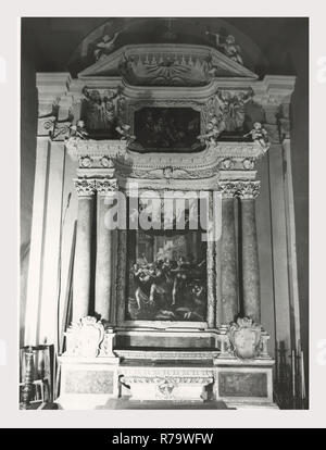 Latium Rieti Rieti S. Agostino, c'est mon l'Italie, l'Italie Pays de l'histoire visuelle, l'architecture médiévale, sculpture, peinture. L'église date du 13ème siècle, et possède encore deux portails gothiques. Le portail principal, du 14ème siècle, contient un tympan semi-circulaire dans lequel est une fresque de la Vierge à l'enfant avec S. Augustin et de S. Nicolas de Bari, une œuvre de l'école siennoise à partir de 1354. Au-dessus de la lunette dans le pignon est un soulagement de l'Agneau de Dieu. L'autre portail médiéval sur l'un des bras du transept est moins élaboré que le portail principal, composé de double-arcade Banque D'Images