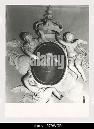Latium Rieti Rieti S. Agostino, c'est mon l'Italie, l'Italie Pays de l'histoire visuelle, l'architecture médiévale, sculpture, peinture. L'église date du 13ème siècle, et possède encore deux portails gothiques. Le portail principal, du 14ème siècle, contient un tympan semi-circulaire dans lequel est une fresque de la Vierge à l'enfant avec S. Augustin et de S. Nicolas de Bari, une œuvre de l'école siennoise à partir de 1354. Au-dessus de la lunette dans le pignon est un soulagement de l'Agneau de Dieu. L'autre portail médiéval sur l'un des bras du transept est moins élaboré que le portail principal, composé de double-arcade Banque D'Images