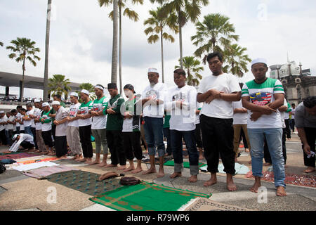 Vu les manifestants prière de l'après-midi à la Mosquée Nationale avant de marcher à l'Dataran Merdeka. Des milliers de partisans de l'Organisation nationale malaise (UMNO) Organisations, Parti islamique malaisien (PAS) et de l'homme malais des groupes se sont réunis à Dataran Merdeka à Kuala Lumpur pour célébrer la décision du gouvernement de rejeter la ratification de la Convention internationale des Nations Unies sur l'élimination de toutes les formes de discrimination raciale (CIEDR). Banque D'Images