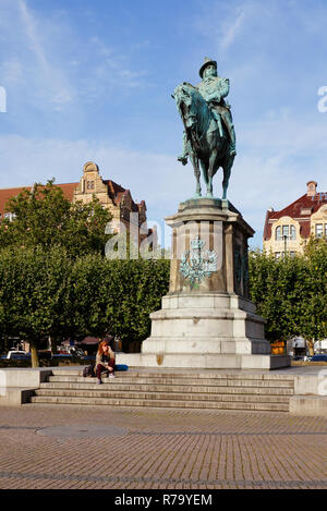 Malmö, Suède - août 24, 2017 : au milieu de la Stora torg est un rider statue du roi Charles X Gustave de Suède, sculptée par John Borjeson. Banque D'Images