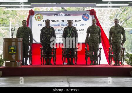 Philippine et dirigeants militaires américains restent debout pendant la cérémonie d'ouverture de Balikatan 2017 au Fort Magsaysay à Santa Rosa, Nueva Ecija, 8 mai 2017. Balikatan est un américain annuel-exercice militaire bilatérale des Philippines a porté sur une grande variété de missions, y compris l'aide humanitaire et des secours en cas de catastrophe, la lutte contre le terrorisme, et d'autres opérations militaires conjointes. Banque D'Images