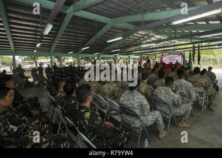 Les membres du service américain des Philippines et de l'assister à la cérémonie d'ouverture de Balikatan 2017 au Fort Magsaysay à Santa Rosa, Nueva Ecija, 8 mai 2017. Balikatan est un américain annuel-exercice militaire bilatérale des Philippines a porté sur une grande variété de missions, y compris l'aide humanitaire et des secours en cas de catastrophe, la lutte contre le terrorisme, et d'autres opérations militaires conjointes. Banque D'Images