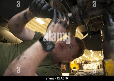 Océan Pacifique (9 mai 2017) Le Sgt. Scott Macleod, originaire de Charleston, Caroline du Sud, affecté à la 15e Marine Expeditionary Unit (MEU), supprime la jauge d'atterrissage principal axel sur un AV-8B Harrier à bord du navire d'assaut amphibie USS America (LHA 6). Plus de 1 800 marins et 2 600 Marines américains affectés à l'Amérique du groupe amphibie (ARG) et la 15e Marine Expeditionary Unit (MEU) sont actuellement à l'unité de formation Composite (Exercice COMPTUEX) au large de la côte de Californie du Sud en préparation de l'ARG's deployment plus tard cette année. Nord ARG est composé d'Amérique, l'amph Banque D'Images