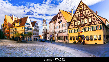 Maisons colorées traditionnelles en Dinkelsbuhl village, Bavière, en Allemagne. Banque D'Images