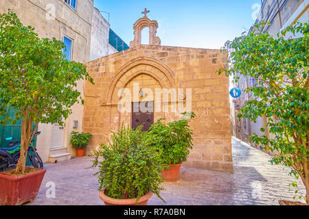 La petite chapelle médiévale en pierre situé sur la rue piétonne au centre ville de Rabat, Malte Banque D'Images