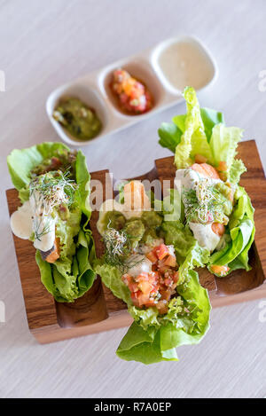 Salade de saumon Tacos set groumet mexical style alimentaire Banque D'Images