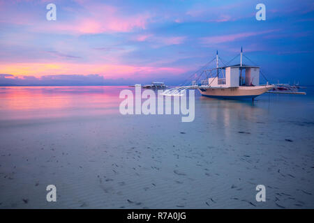 Vue imprenable sur le coucher du soleil sur la plage des Philippines. Abday beach, Panglao, Bohol, Philippines. Banque D'Images