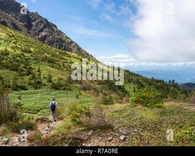 Un randonneur approchant le sommet du mont Yake, un volcan en Kamikōchi (la partie supérieure des Highlands) dans les montagnes Hida, Nagano Prefecture, Japan. Banque D'Images