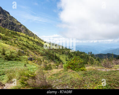 Un randonneur approchant le sommet du mont Yake, un volcan en Kamikōchi (la partie supérieure des Highlands) dans les montagnes Hida, Nagano Prefecture, Japan. Banque D'Images