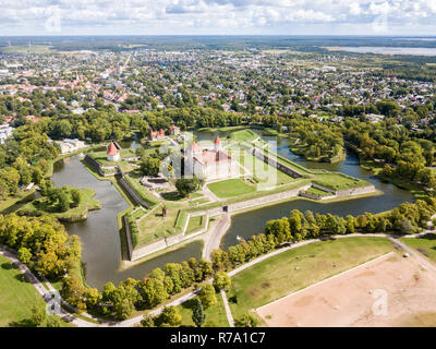 Fortifications de Kuressaare château épiscopal (étoiles fort, forteresse bastion) construit par l'Ordre Teutonique, l'île de Saaremaa, l'ouest de l'Estonie, vue aérienne. Banque D'Images