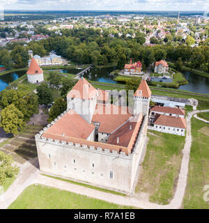 Fortifications de Kuressaare château épiscopal (étoiles fort, forteresse bastion) construit par l'Ordre Teutonique, l'île de Saaremaa, l'ouest de l'Estonie, vue aérienne. Banque D'Images