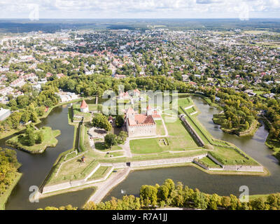 Fortifications de Kuressaare château épiscopal (étoiles fort, forteresse bastion) construit par l'Ordre Teutonique, l'île de Saaremaa, l'ouest de l'Estonie, vue aérienne. Banque D'Images