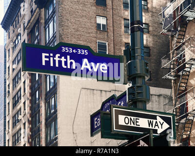 Fifth Ave ou Avenue Sign in Manhattan New York USA Banque D'Images