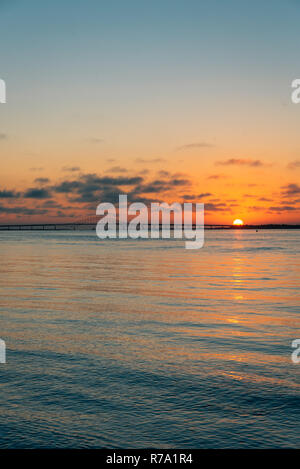 Coucher de soleil sur le pont-jetée de Robert Moses de Fire Island, New York Banque D'Images