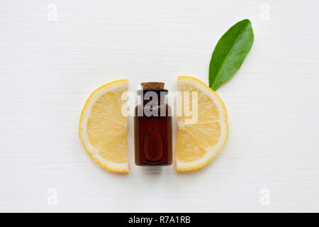 Tranches de citron avec l'huile essentielle de citron . Banque D'Images