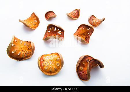 Les herbes, fruits séchés de Bael sur table en bois blanc. Banque D'Images