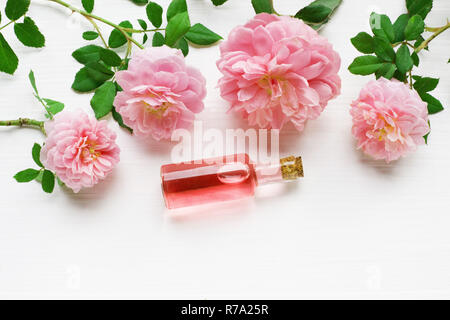 Bouteilles d'huile de rose essentielle pour l'aromathérapie. Banque D'Images