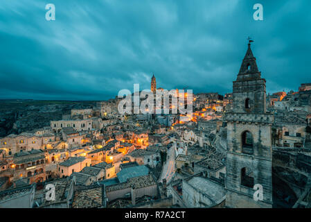 Une vue de la nuit de Matera, Basilicate, Italie Banque D'Images
