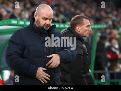 Kilmarnock manager Steve Clarke (à gauche) et le Celtic manager Brendan Rodgers au cours de la Ladbrokes Premiership match écossais au Celtic Park, Glasgow. Banque D'Images