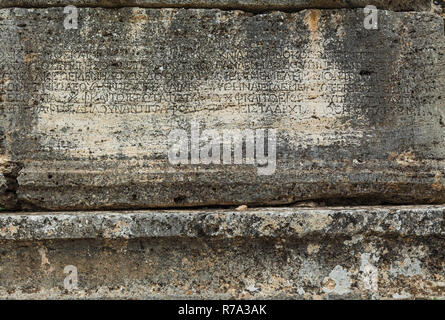 Plaque en pierre avec des inscriptions dans la ville ancienne Hierapolis Banque D'Images