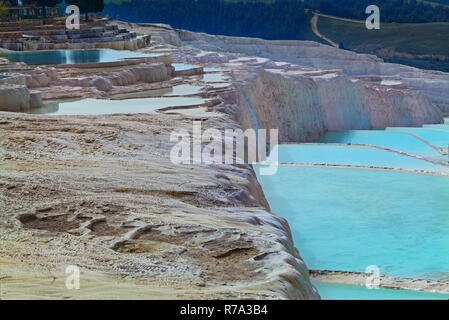 Collines de travertins près de Hiérapolis Pamukkale, Turquie Banque D'Images