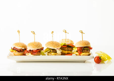 Mini burger sur fond blanc Banque D'Images