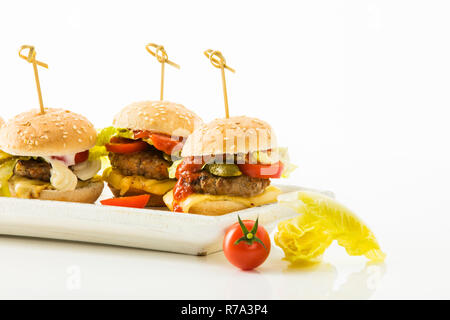 Mini burger sur fond blanc Banque D'Images