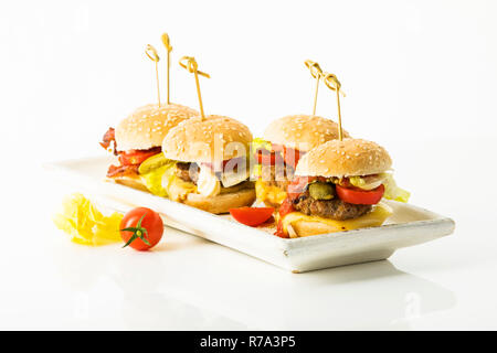 Mini burger sur fond blanc Banque D'Images