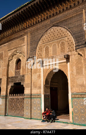 Maroc, Fes, Fes el Bali, Medina, Talaa Seghira, Medersa Bou Inania, les jeunes touristes assis dans la porte Banque D'Images
