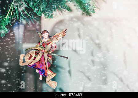 De belles décorations de Noël sous la forme d'un ange accroché à l'arbre de Noël. La neige. Décoration de la maison pour Noël. Banque D'Images