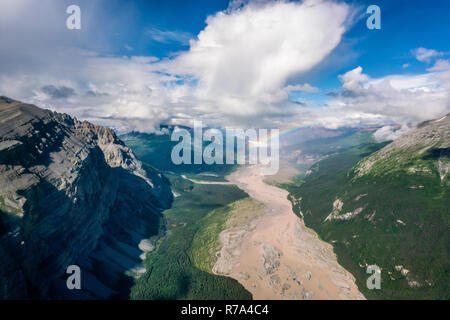 Vue sur la rivière et puissant en arc-en-ciel Wrangell-st-st. Elias national park, Alaska Banque D'Images