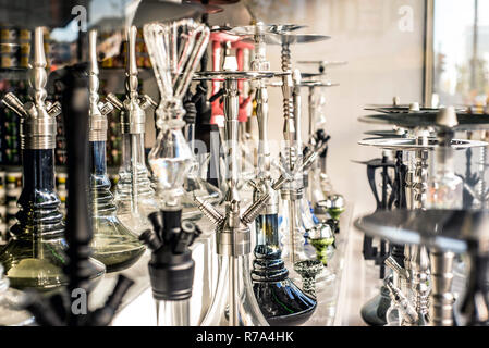 Beaucoup de verre coloré hookahs shisha dans une fenêtre shop fumeurs fument. Banque D'Images