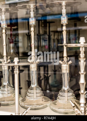 Beaucoup de verre coloré hookahs shisha dans une fenêtre shop fumeurs fument. Banque D'Images