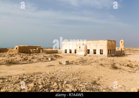 Ancienne vieille ruine la perliculture et la pêche ville arabe Al Jumail, au Qatar. Le désert au large du golfe Persique. Mosquée abandonnée avec minaret. Tas de pierres Banque D'Images