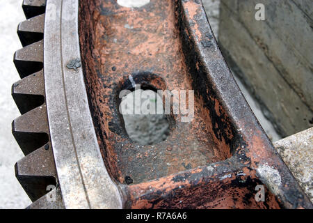 Fragment d'un immense engrenage industriel closeup Banque D'Images