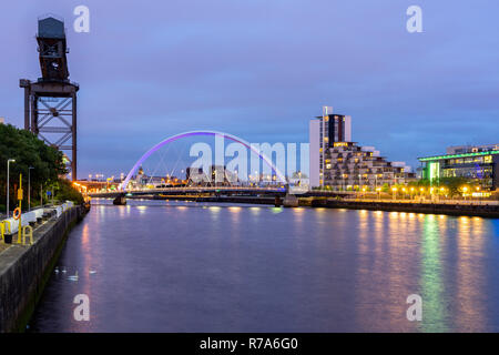 Clyde arc le long de la rivière Clyde Coucher de twilight à la ville de Glasgow en Écosse au Royaume-Uni. Banque D'Images