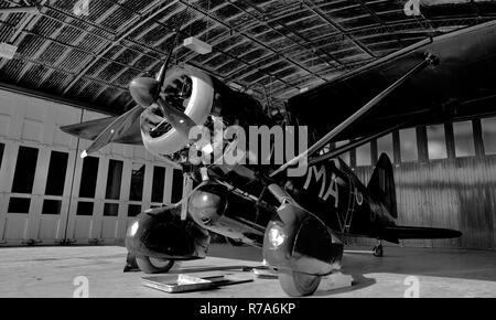 Westland Lysander avions stationnés dans un hangar à Old Warden Banque D'Images